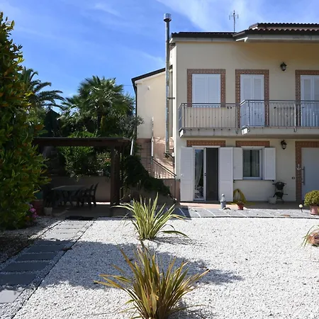 P099- Porto Recanati, Elegante Porzione Di Con Giardino Apartamento