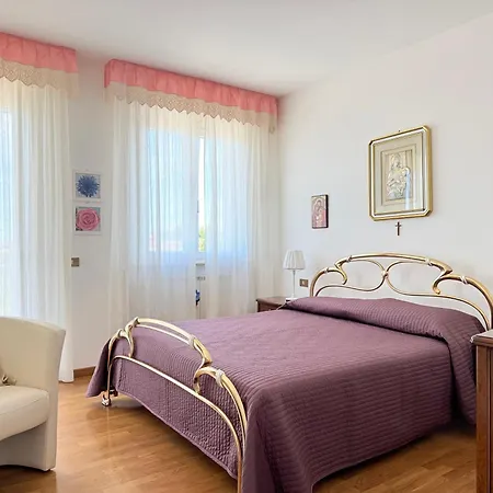 P099- Porto Recanati, Elegante Porzione Di Con Giardino Apartamento *