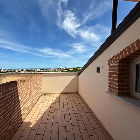 P099- Porto Recanati, Elegante Porzione Di Con Giardino Apartamento *