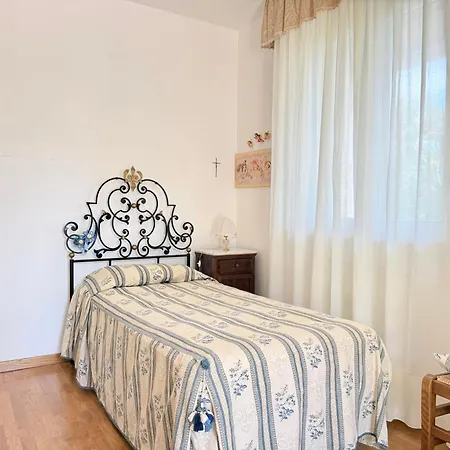 P099- Porto Recanati, Elegante Porzione Di Con Giardino Apartamento