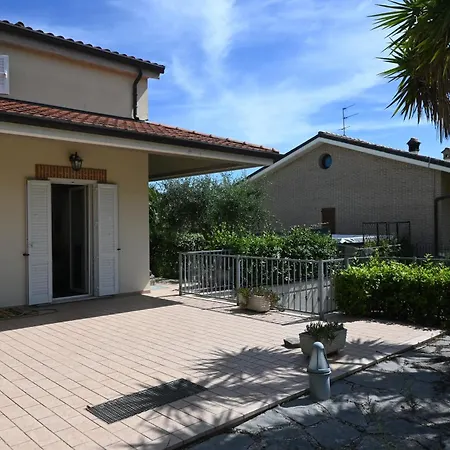 P099- Porto Recanati, Elegante Porzione Di Con Giardino